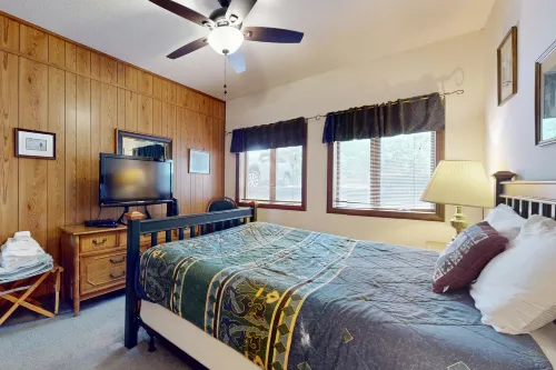 Sugar Mountain villa w/mountain & valley views, wood fireplace & close to trails Hotels in Avery County