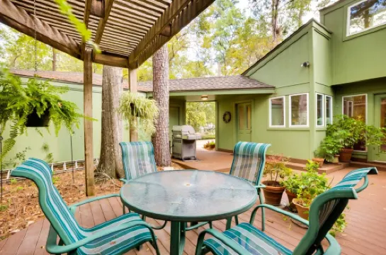 Cozy Patio and Scenic Forest Views - Charming Retreat
