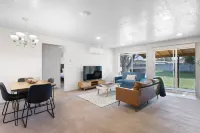 Stylish Urban Retreat and Cozy Comforts - Elegant Getaway