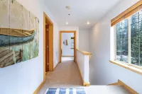 Stylish Townhome with Private Patio and Cozy Living Space - Charming Retreat