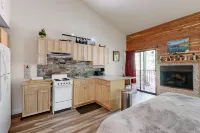 Convenient condo near the lake with shared pool & hot tub 塔霍維斯塔住宿飯店