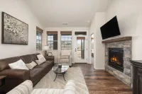 Breathtaking Mountain Vistas and Cozy Deck - Charming Retreat Hotels in Granby