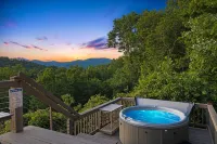 Majestic Mountain Views and Hot Tub - Stunning Post-and-Beam Haven