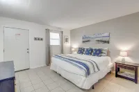 Breezy condo with balcony, pool, fast WiFi, central AC & W/D Moby Dick's Souvenir Shop 주변 호텔