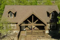 Cozy one-level cabin with pool, hot tub, grill, fireplace, WiFi, & covered deck Hotel di Ruth C Township