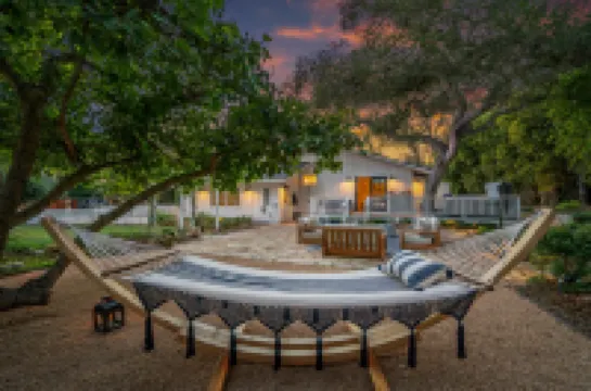 Jacuzzi, Game Room, Outdoor Deck and Private Bridge - Stunning Oasis