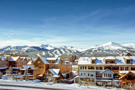 Third Floor Condo with Shared Pool and Hot Tub, WiFi, Gas Fireplace, & Balcony