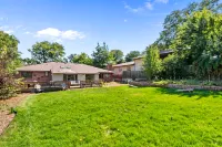 Charming Outdoor Oasis with Deck and Grill - Serene Retreat Hotels in Arvada