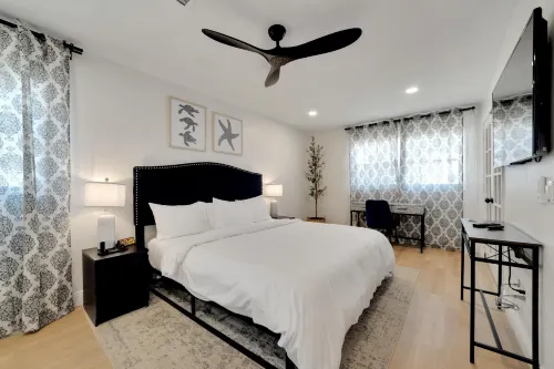 Secluded Lakefront Retreat - Private Yard, Family Oasis Hotels in Greater Carrollwood