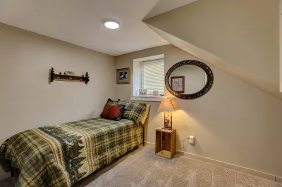 Centrally Located with Easy Access and Parking - Charming Cozy Retreat