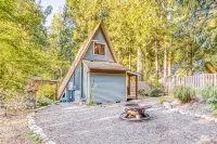 Adorable cabin w/fast WiFi, nearby river access, gas grill, wood stove, firepit Hotels in Mt Hood Village