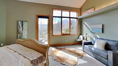 Mountain Escape with Hot Tub and Breathtaking Views - Cozy Chalet Retreat