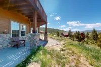 Hillside home with panoramic mountain views, deck, gas firepit & pool table