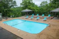 3rd-floor valley-view condo with 2 outdoor pools, balcony, BBQ area, W/D, AC Hotel di Ruth C Township