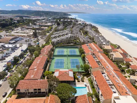 Peek Ocean Views and Designer Touches - Spacious Coastal Haven Отели рядом с достопримечательностью «Fletcher Cove Community Center»