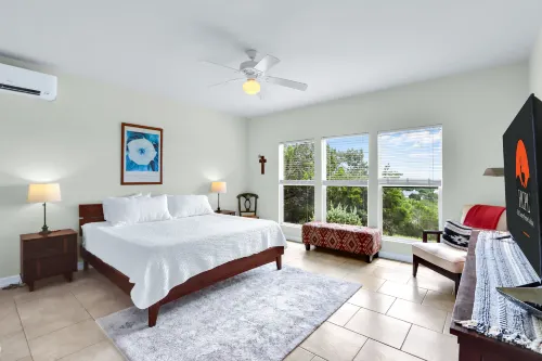 Charming Hideaway with Amazing Views and Cozy Decor - Inviting Retreat