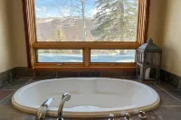 Mountain Retreat with Expansive Deck and Cozy Fireplace - Inviting Oasis Hotels in Eagle-Vail