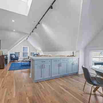 Luxurious 2 Bdrm 2 Bath 3rd floor Walkup Others