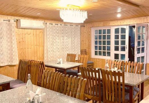 3. 우파니 코티지스..