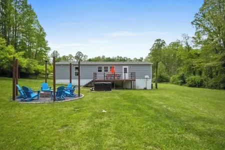 New River Escape -Game Room • Hot Tub • Fire Pit • Yard Games • Sleeps 10+