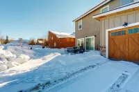 Modern, spacious home with private hot tub & W/D - great location Hotel a Granby