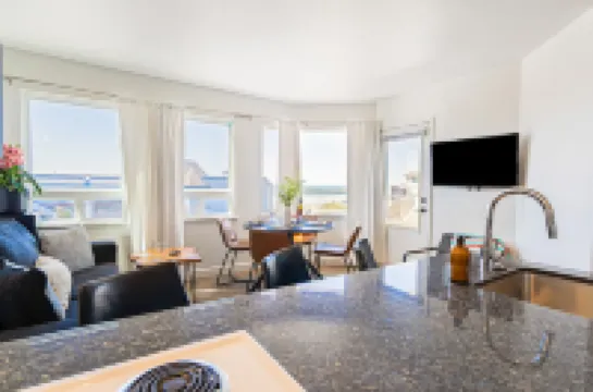 Charming Coastal Escape with Ocean Views and Outdoor Lounge - Delightful Retreat