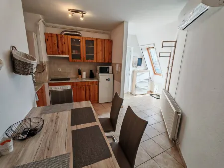 White Apartment – Cozy & Central One-Bedroom Retreat in Kecskemét