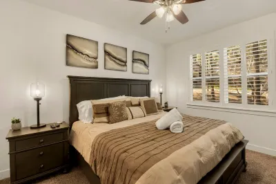 Outdoor Entertainment, Hot Tub, Modern, Quiet Hotels near Raymond County Park