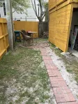 Upstairs Retreat with Private Stairs. Pet Friendly. 23ft Boat Parking.