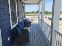 Clean-Cozy-Comfy. Steps to the Ocean in Salisbury Beach! Hotels in Salisbury