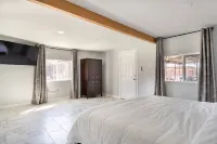 *NEW* Beautiful Private Desert Retreat! Gorgeous! Hot Tub and Pool!