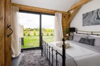 Rural Lodge Retreat with Hot Tub