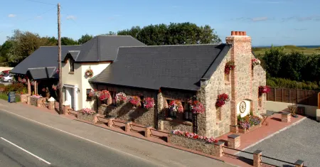 New Overlander Inn Отели в г. Manorbier