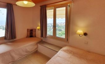 Apartment - Sleeps 10 - Parking - Garden - Pool