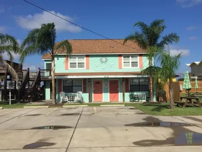 燭光海灘小屋 Gramma's Attic附近的飯店