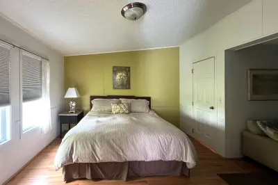 Waterfront Getaway in Port Royal's Historic Old Village 리브 오크스 공원 주변 호텔