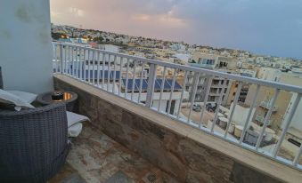 Modern 3 bedroom penthouse with Rooftop views