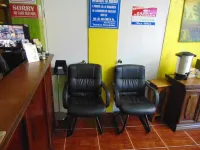 트로피컬 매너 인 하프-웨이-트리 킹스톤 호텔