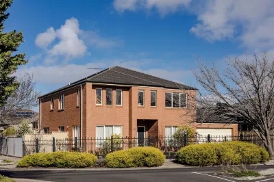 สเตย์เอยู เฟมิลี่ โฮม อิน แคโรไลน์ สปริงส์ โรงแรมใกล้Killarney Lakes Reserve, Melton