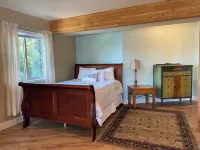 Silver Beach Getaway- Cozy Studio, Private Dock on Lake CDA!