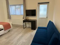 Remarkable 2-Bed Apartment in Ilford London Hotels in Woodford