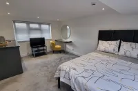 Stylish Suites with Kitchenette Hotels near Colney Fields Shopping Park