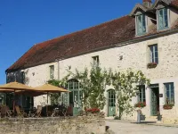 Les Deux Ponts Hotel a Vault-de-Lugny