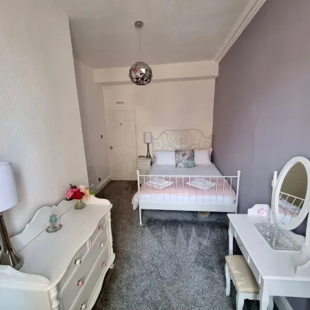 Rose Apartment 2-Bed Apt Sleeps 4 Town Centre Ayr Отели рядом с достопримечательностью «Библиотека Карнеги»