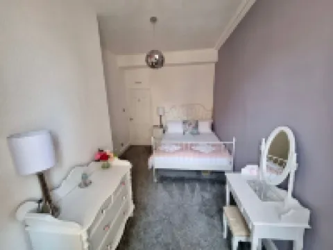 Rose Apartment 2-Bed Apt Sleeps 4 Town Centre Ayr Hotels in 