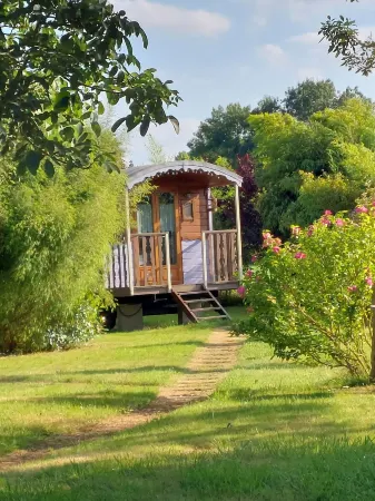 Les Roulottes de la Brauderie Отели в г. Сабле-Сюр-Сарт