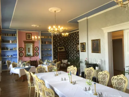 Jagdschloss Lalendorf Отели в г. Кус