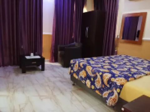 B's Hive Hotel & Suites