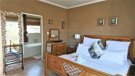 Indigo Moon Guesthouse Отели в г. Нгака-Модири-Молема