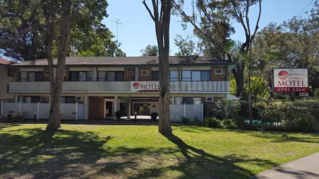 Port Stephens Motel Отели рядом с достопримечательностью «Dutchmans Beach Reserve»
